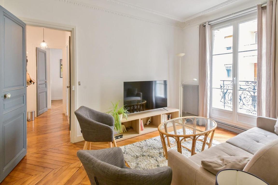 Elegant Parisian flat with balcony – Welkeys