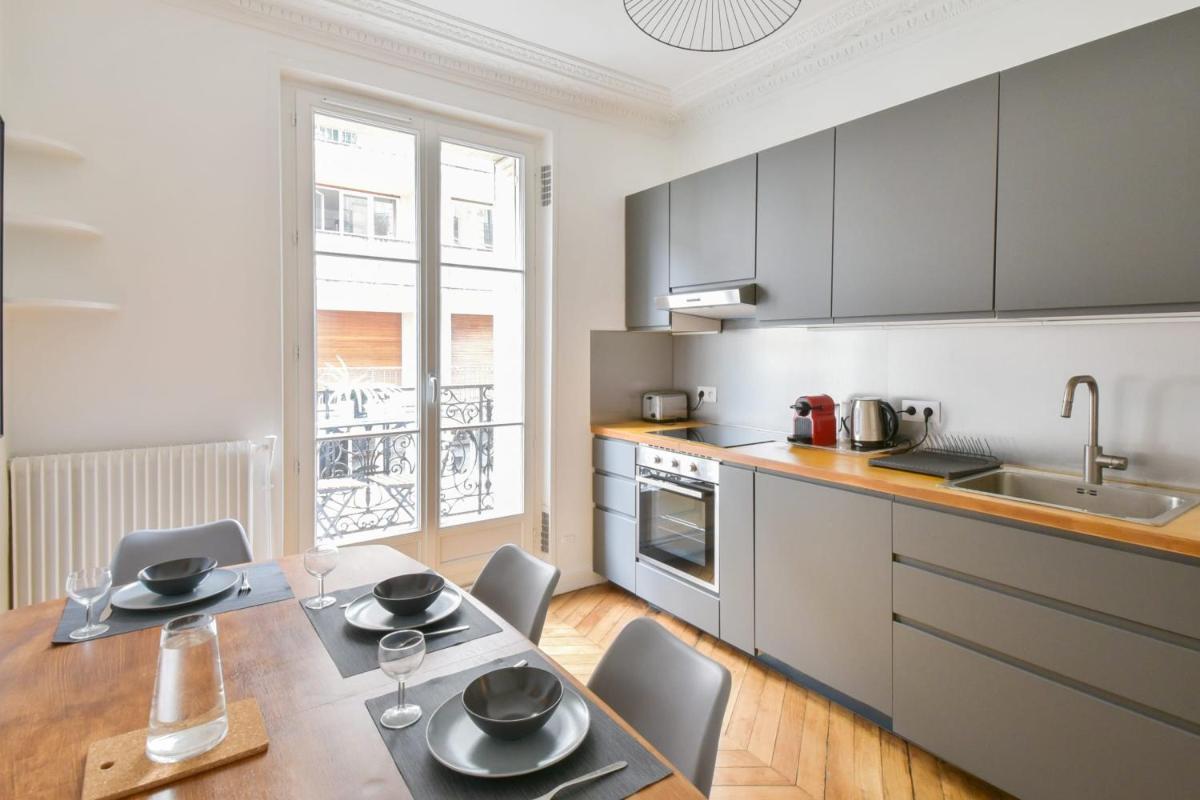 Elegant Parisian flat with balcony – Welkeys