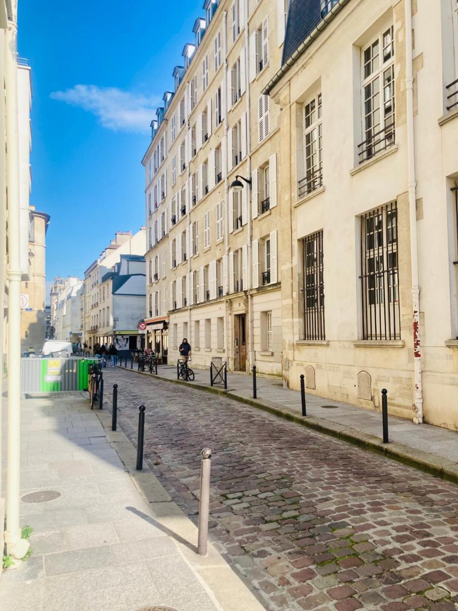 Elegant flat in the historic center of Paris