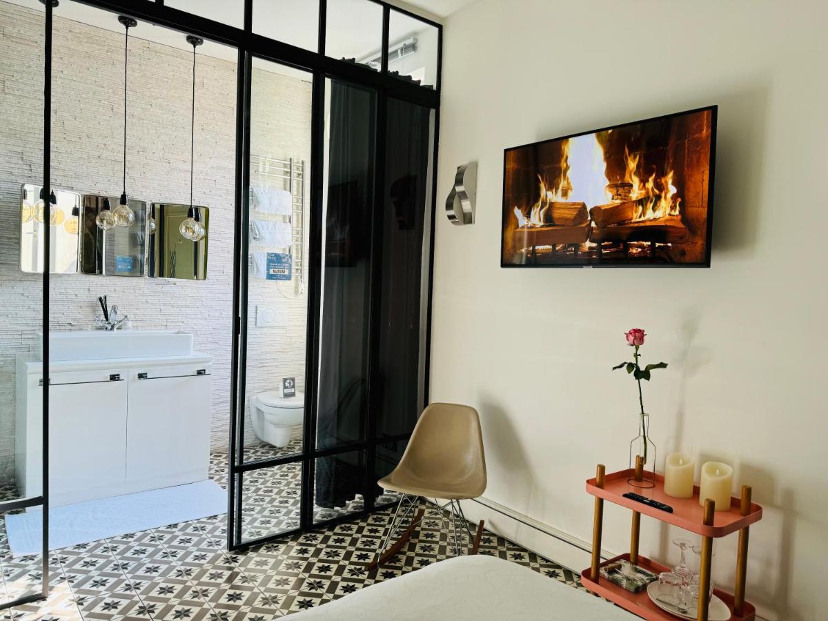 MONTMARTRE ROMANTIC, Bed & Breakfast – Paris