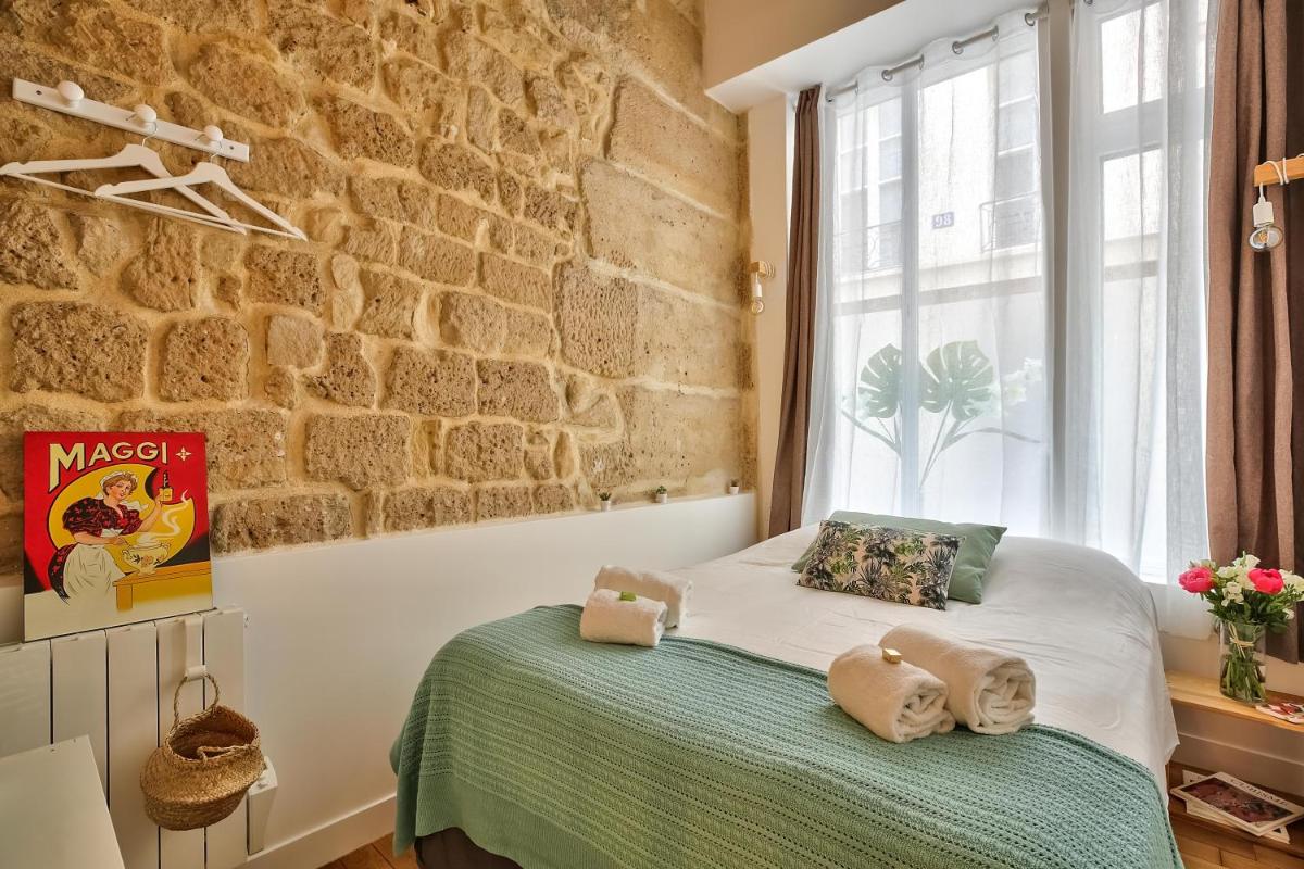 New Stunning 4 Bdrs Apt, With AC – Le Marais