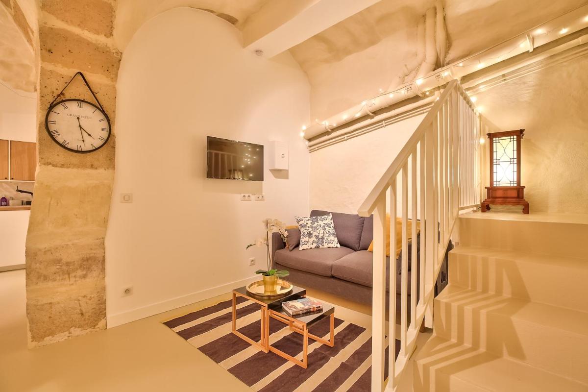 New Stunning 4 Bdrs Apt, With AC – Le Marais