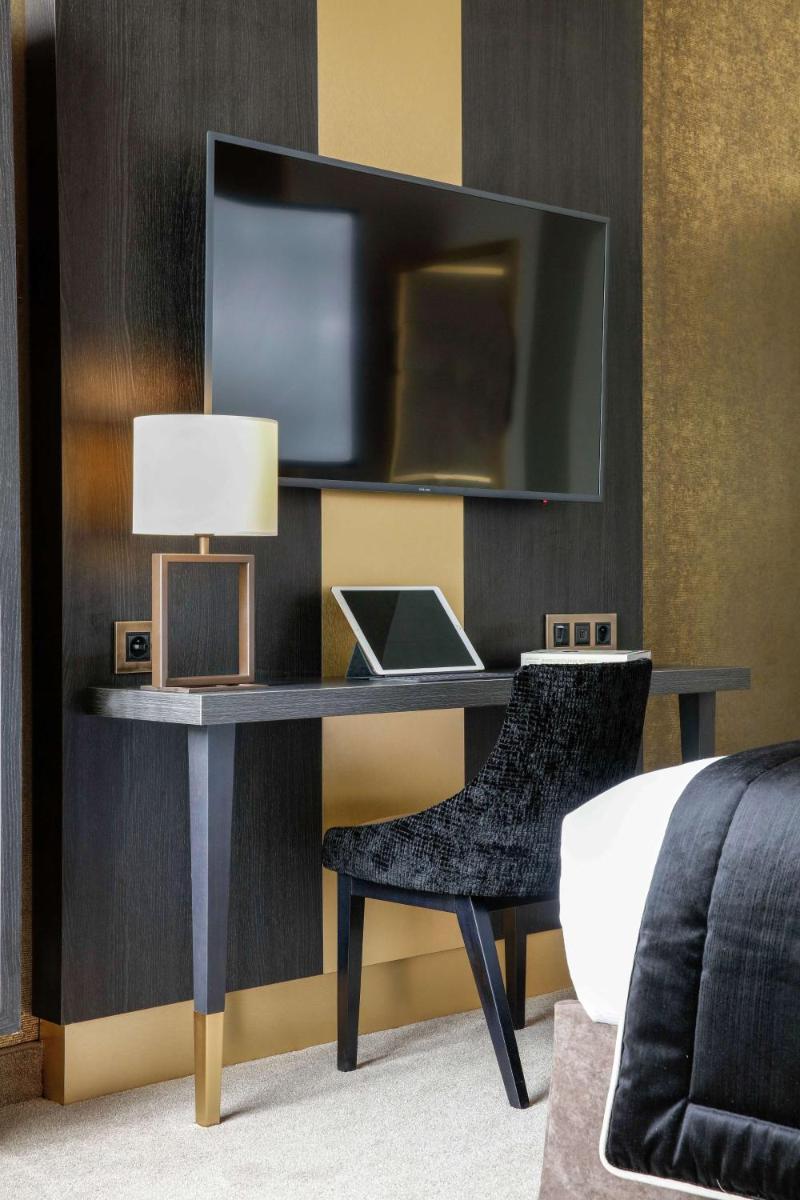 Niepce Paris, Curio Collection By Hilton