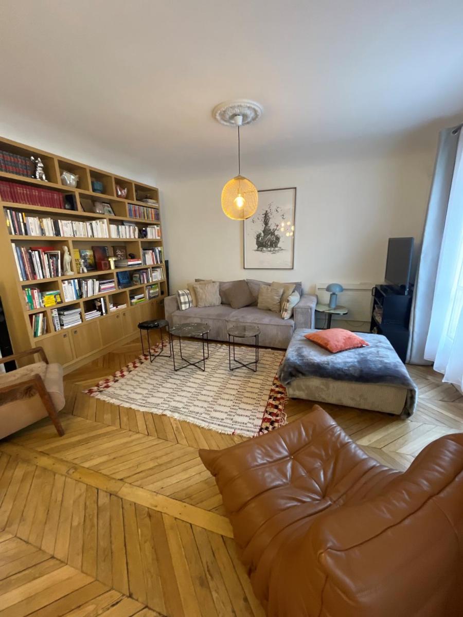 Spatious Charming Parisian flat (central, Republique place, Le Marais)