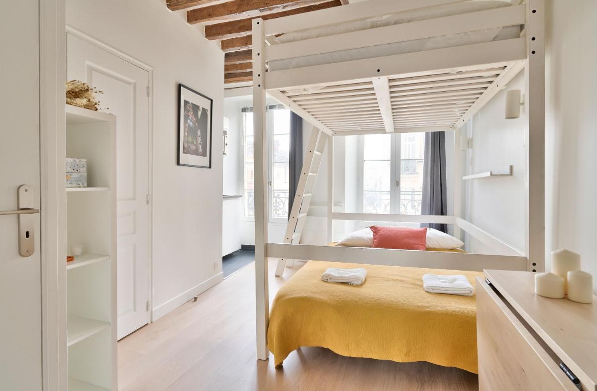 Stylish Mezzanine Studio in the Heart of Paris 3F