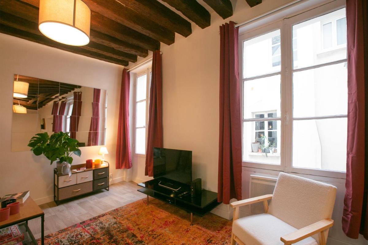 Typical Parisian Apartment next to Place des Vosges – FB17B