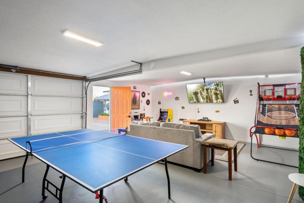 3 Bedroom Home – Pickleball – pool – fire pit