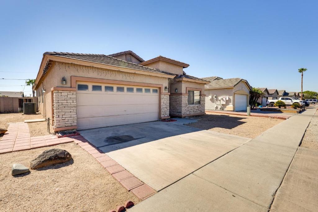 7 Mi to Chase Field Phoenix Home with Patio!