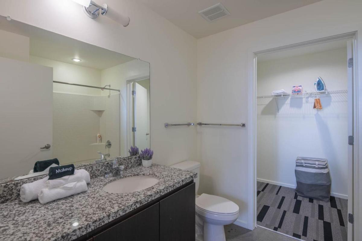 Beautiful 1BD – Central Downtown -Gym, Pool, Parking