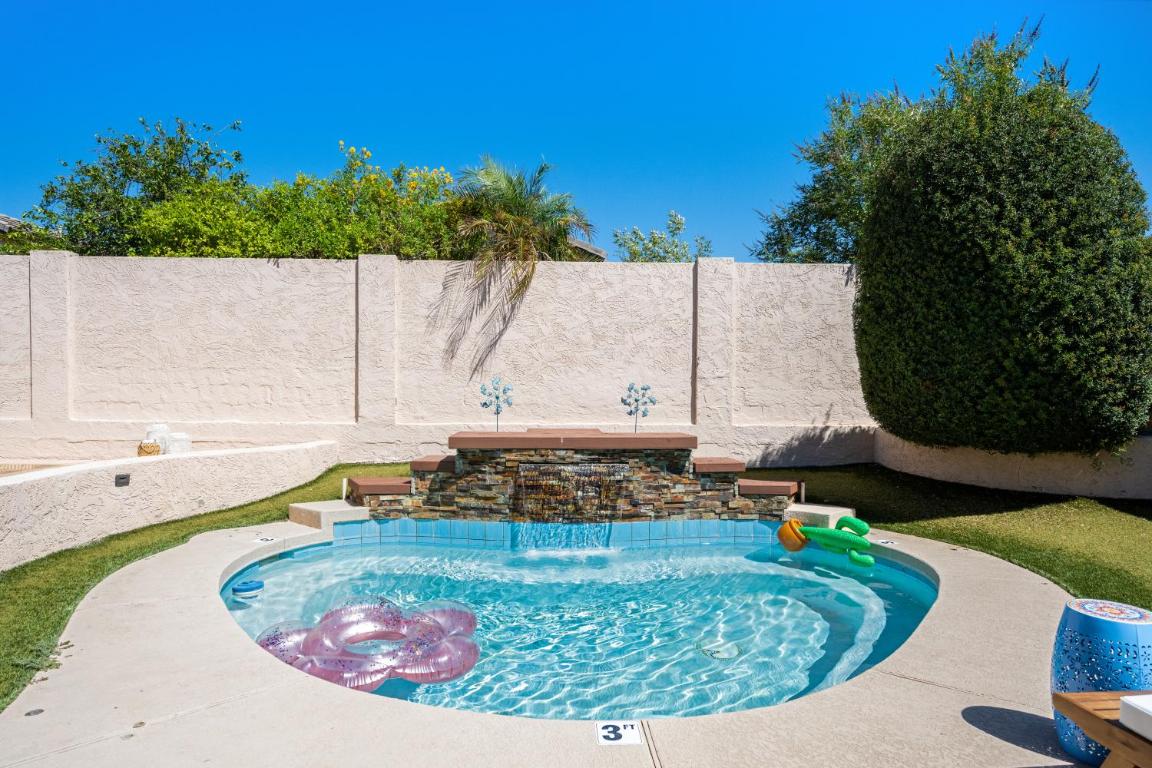 Chic Desert Retreat – Lush Spa Pool – Mini Golf