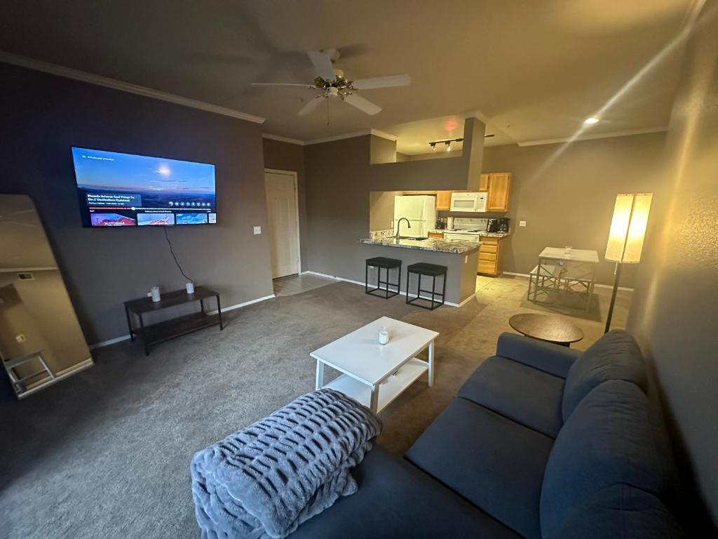 Cozy Condo in Gated Community with Pool by PHX Airport, Tempe, and Old Town