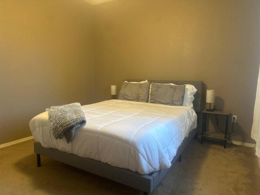 Cozy Condo in Gated Community with Pool by PHX Airport, Tempe, and Old Town