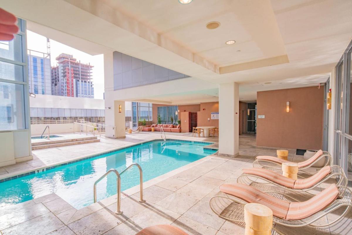 Elegant 1BR DT HighRise, Gym,Pool,Parking, W-D,Golf