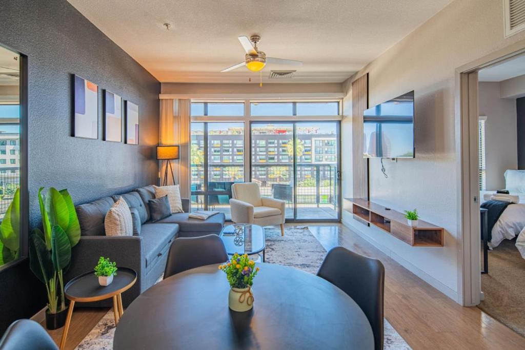 Fancy 1BD – DT PHX – Parkin, Gym, Pool – Sleeps 6