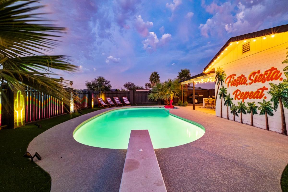 Gorgeous 4-bed home with Golf, Pool, & Hot Tub!