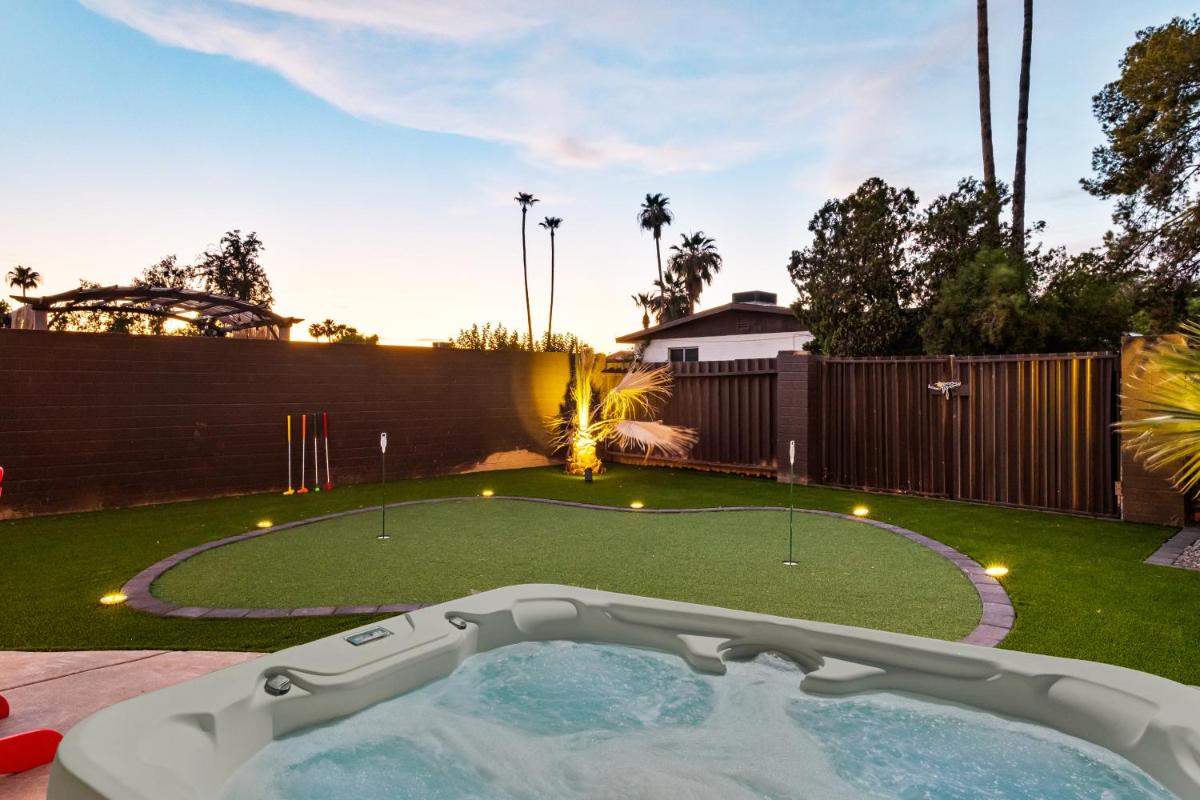 Gorgeous 4-bed home with Golf, Pool, & Hot Tub!