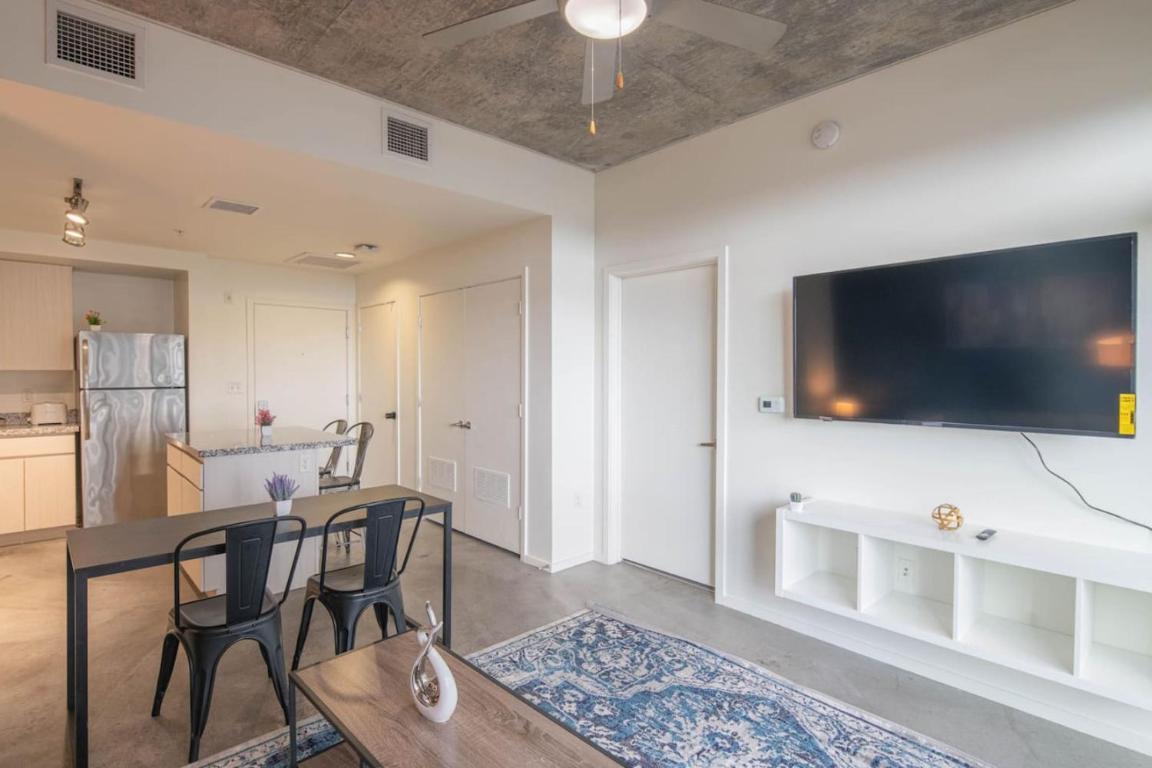 Lovely 1BD – Central Downtown – Gym, Pool, Parking