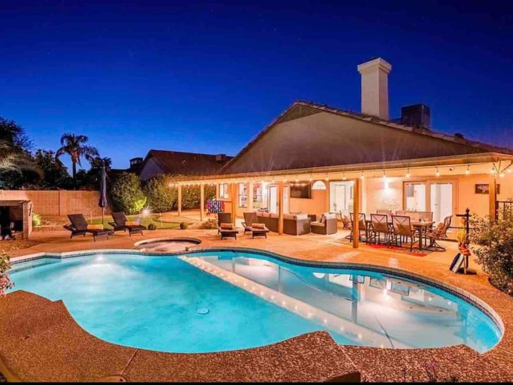 Luxury Scottsdale Retreat Heated Pool and Mini Golf