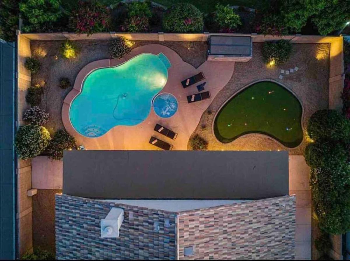 Luxury Scottsdale Retreat Heated Pool and Mini Golf