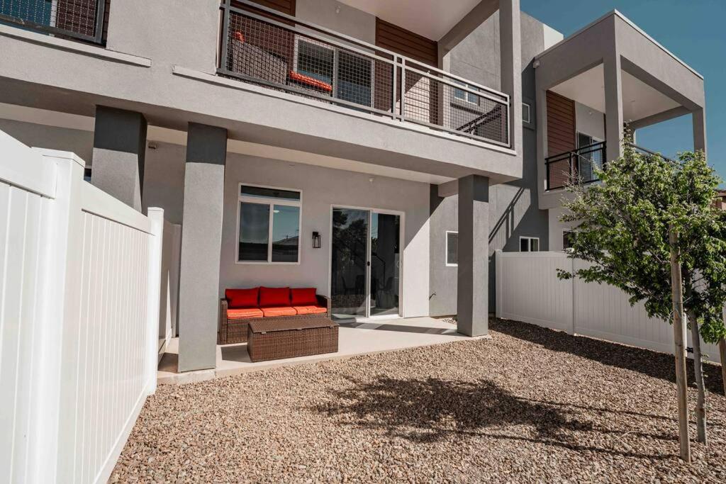 Modern Townhome in Arcadia with Pool & Fenced Yard