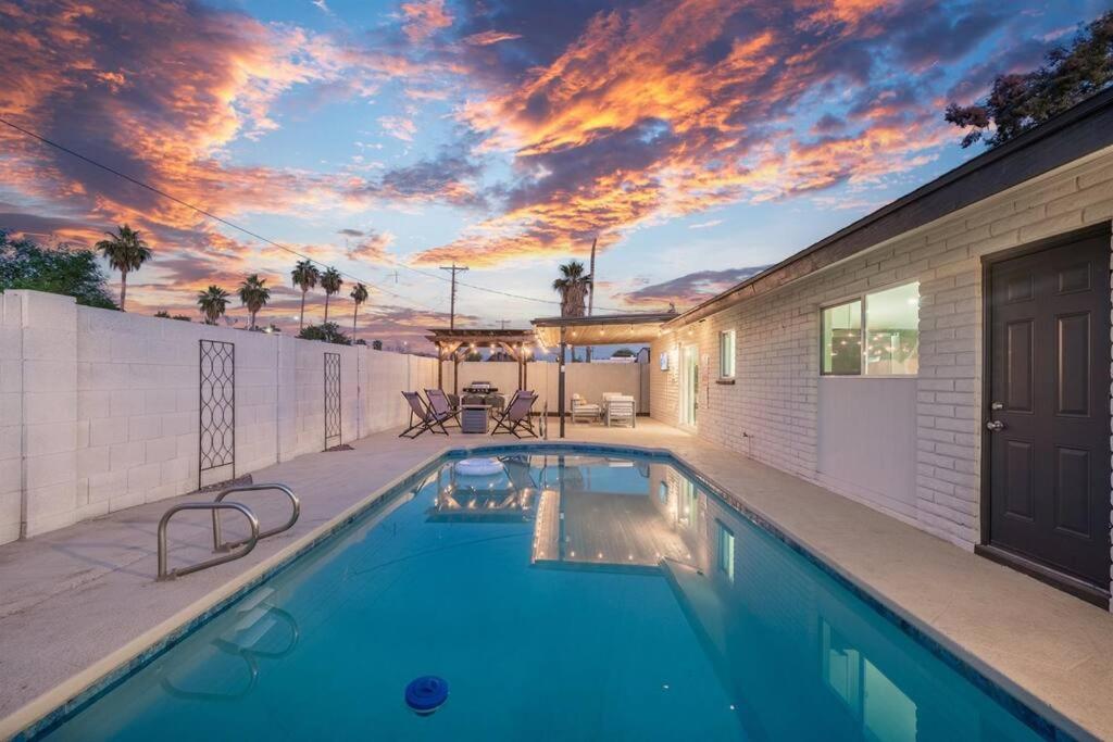 New Cozy Modern Home l Heated Pool- Winter Deals Now I GCU