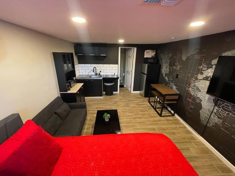 New Midtown Modern Studio With Backyard (Unit B)