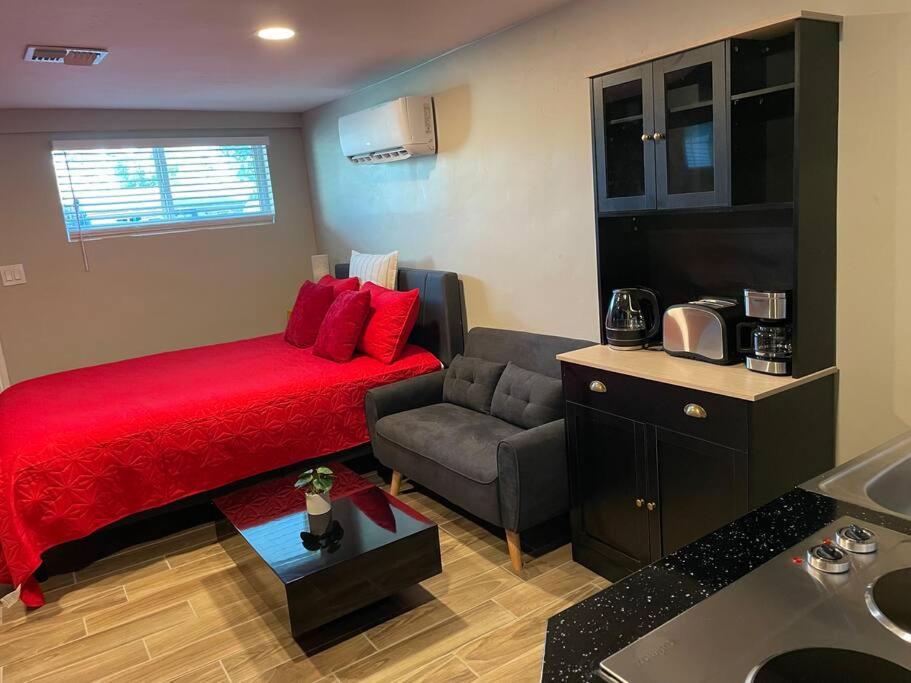 New Midtown Modern Studio With Backyard (Unit B)