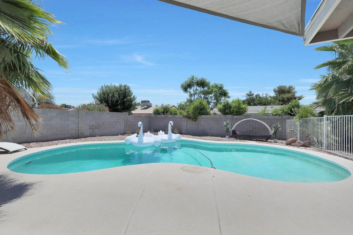 Oasis on 12th – 3 Bed with Pool ,BBQ & Fire Pit