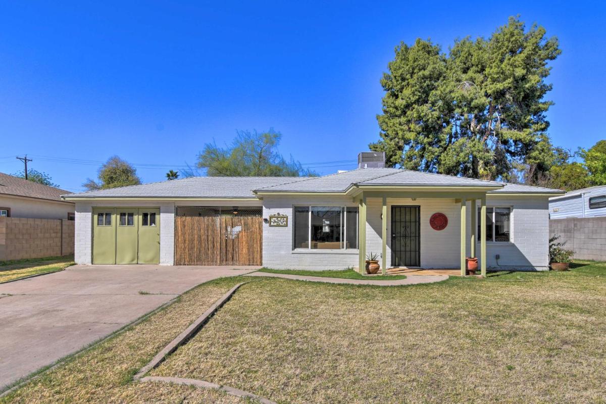 Pet-Friendly Phoenix Home with Breezeway and Fire Pit!