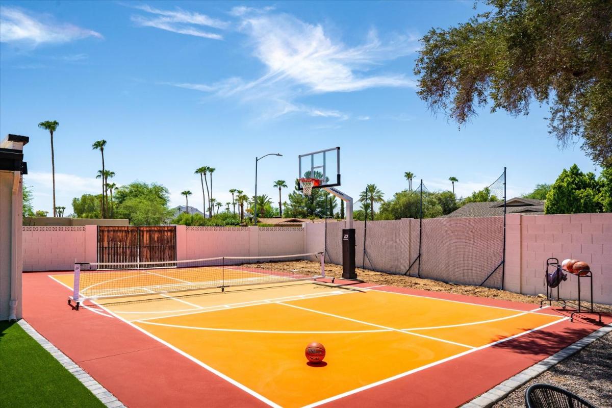 Pickleball Court~ Hot Tub & Pool~ Mini Golf~Games