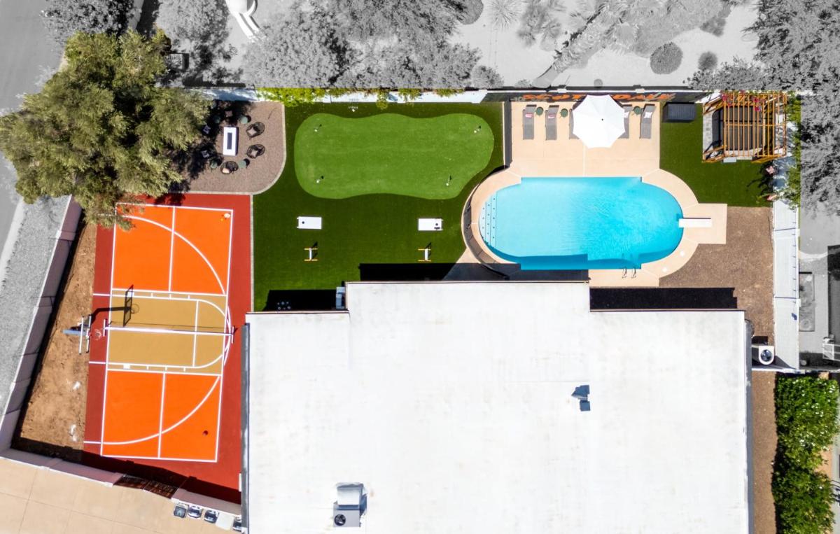 Pickleball Court~ Hot Tub & Pool~ Mini Golf~Games