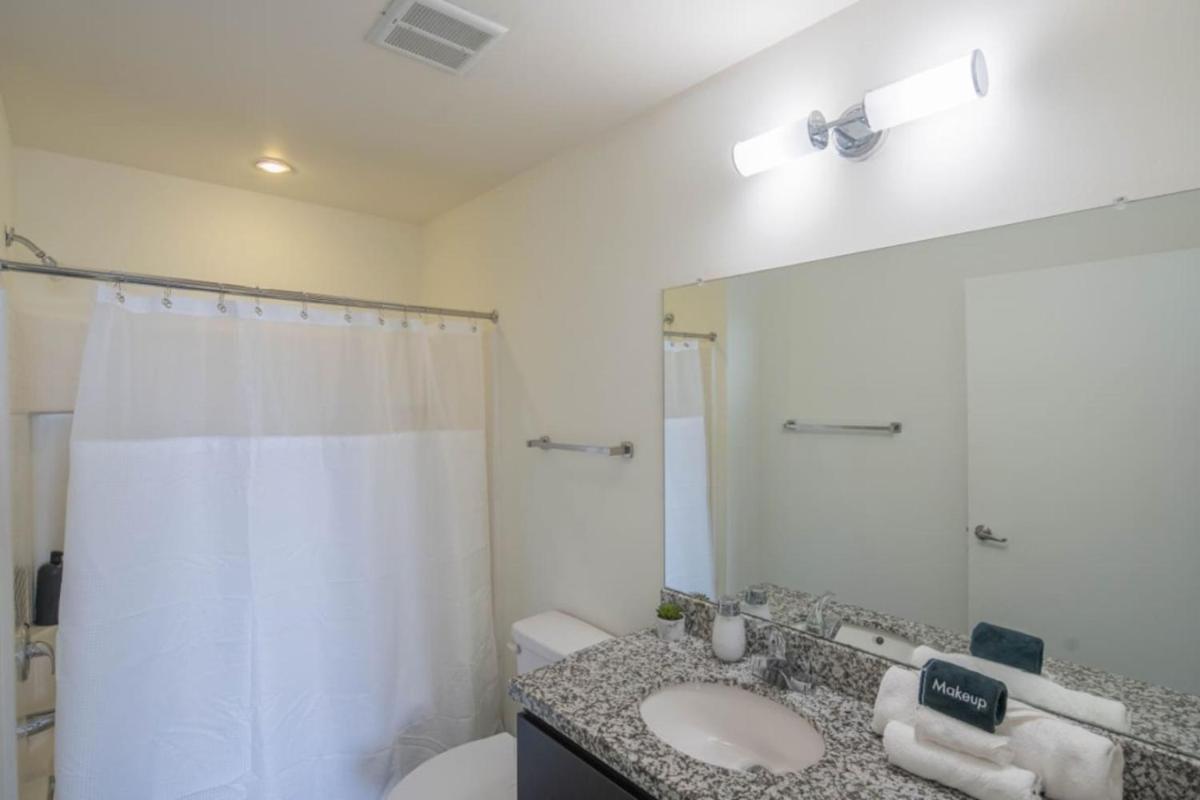 Pristine2BD – Central DT- Gym, Pool, Parking Sleeps8