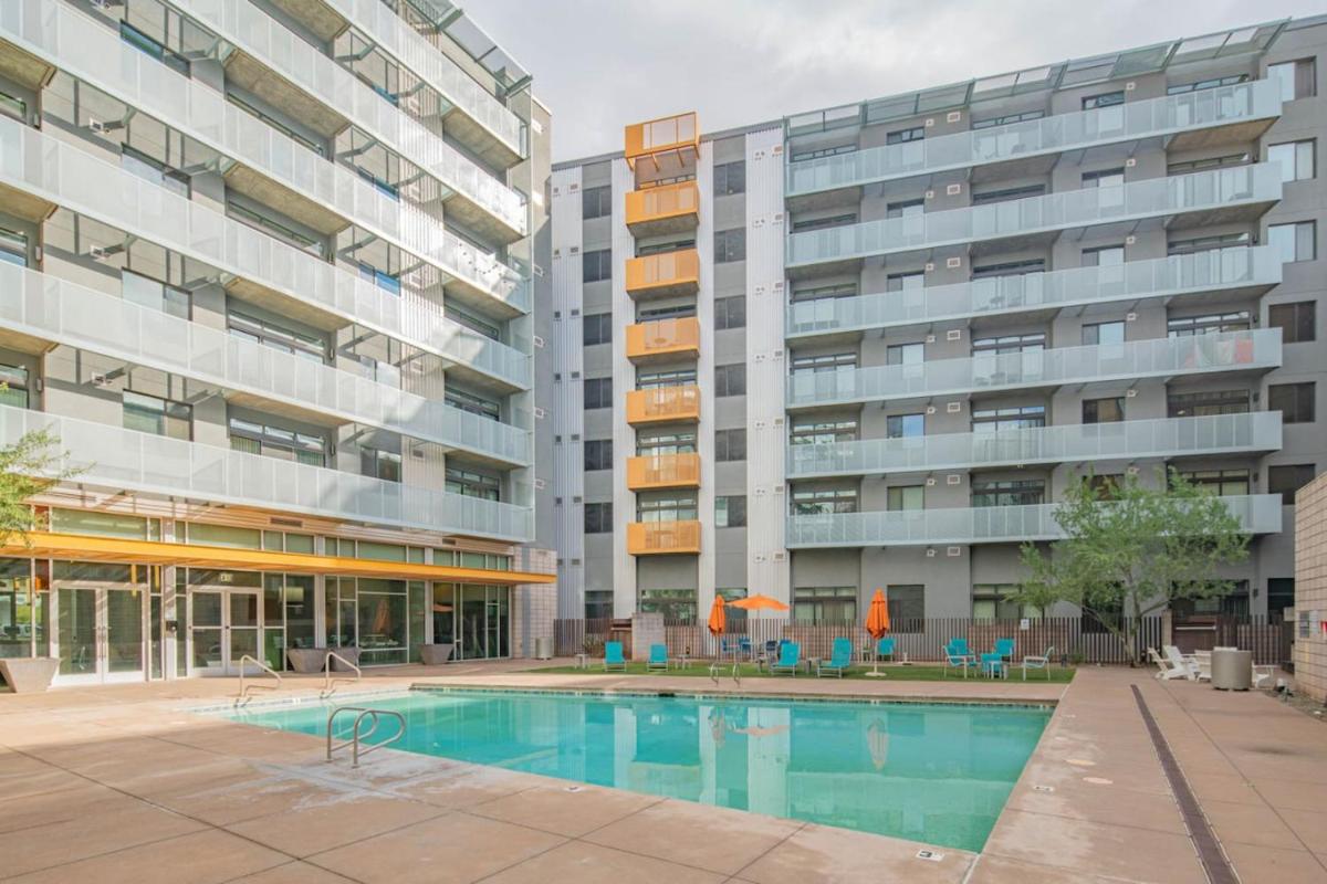 Pristine2BD – Central DT- Gym, Pool, Parking Sleeps8