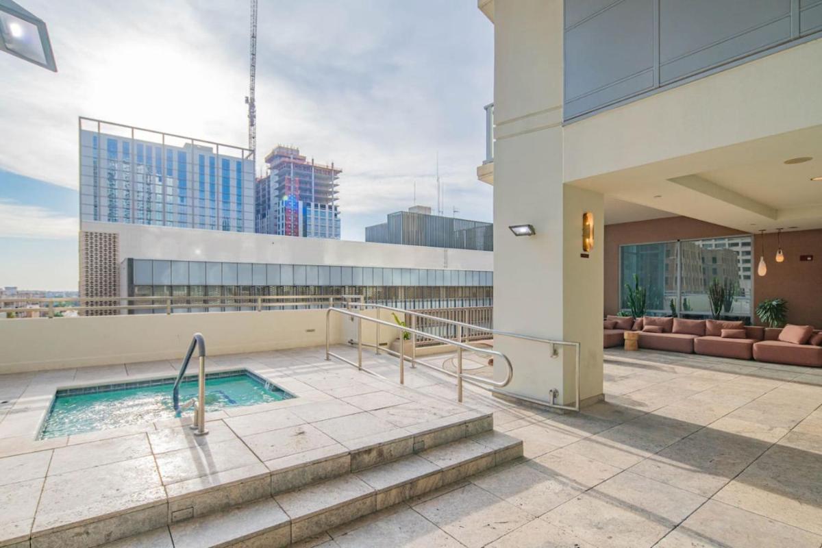 Spacious 2BR HighRise, Gym, Pool, Parking, W-D, Golf