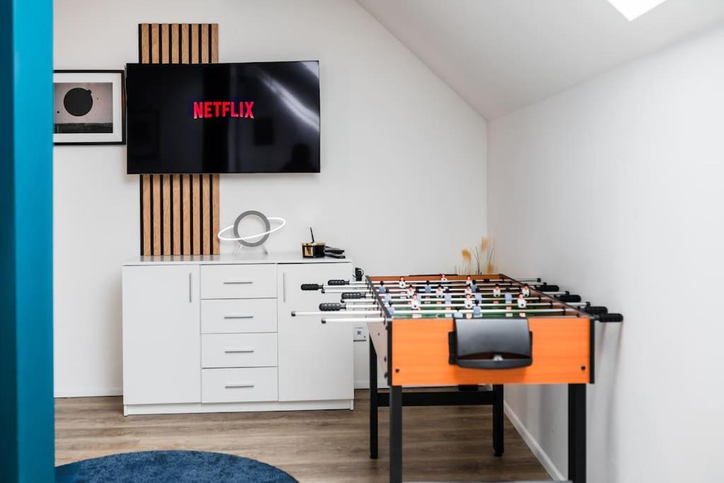 Family Flat with Foosball & Netflix in Old Town