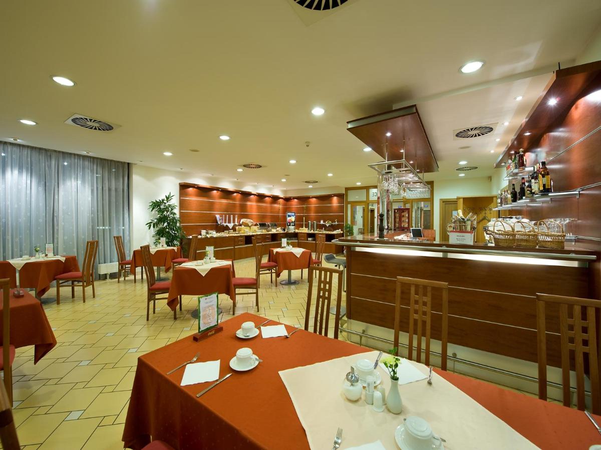 Ramada Airport Hotel Prague