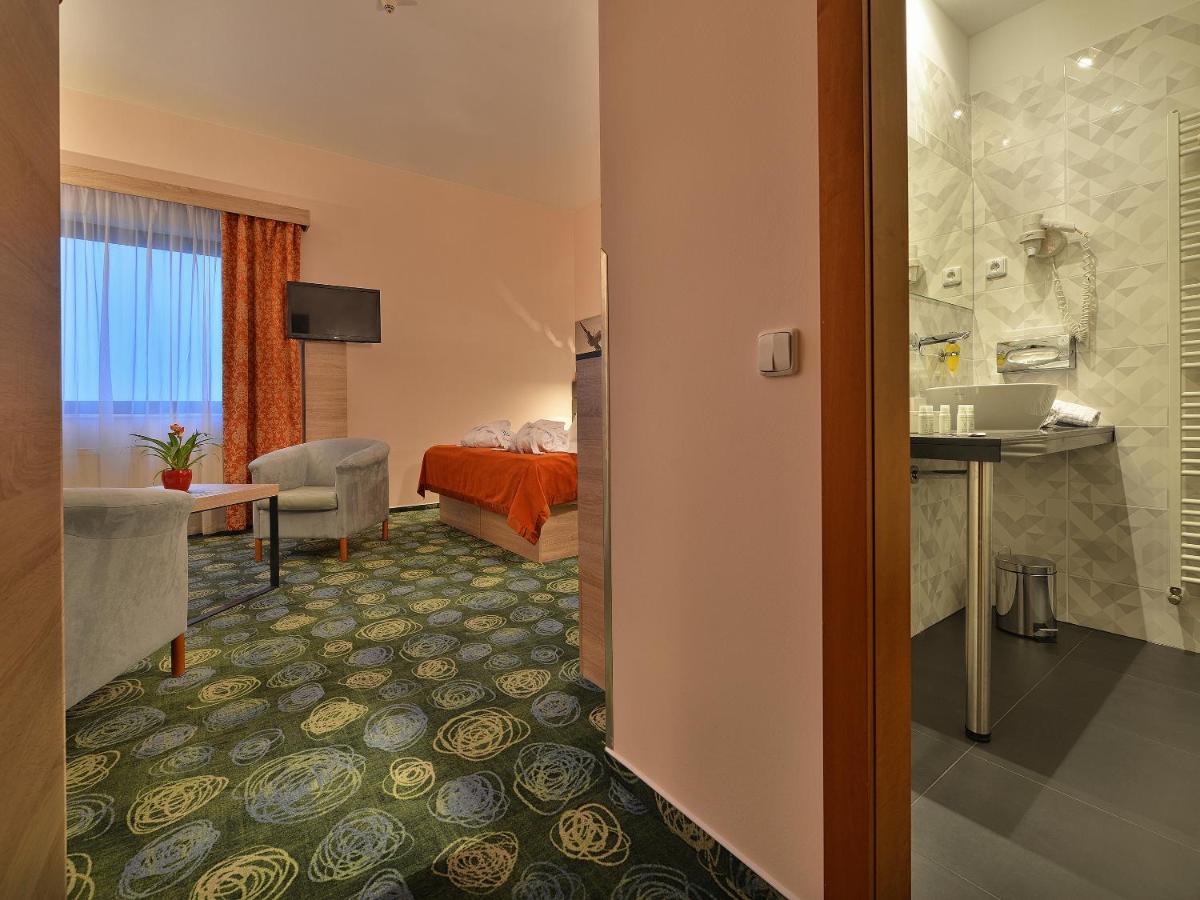 Ramada Airport Hotel Prague