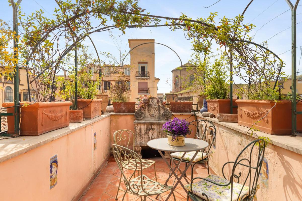 Appartamento con terrazzo e vista aperta a Trastevere