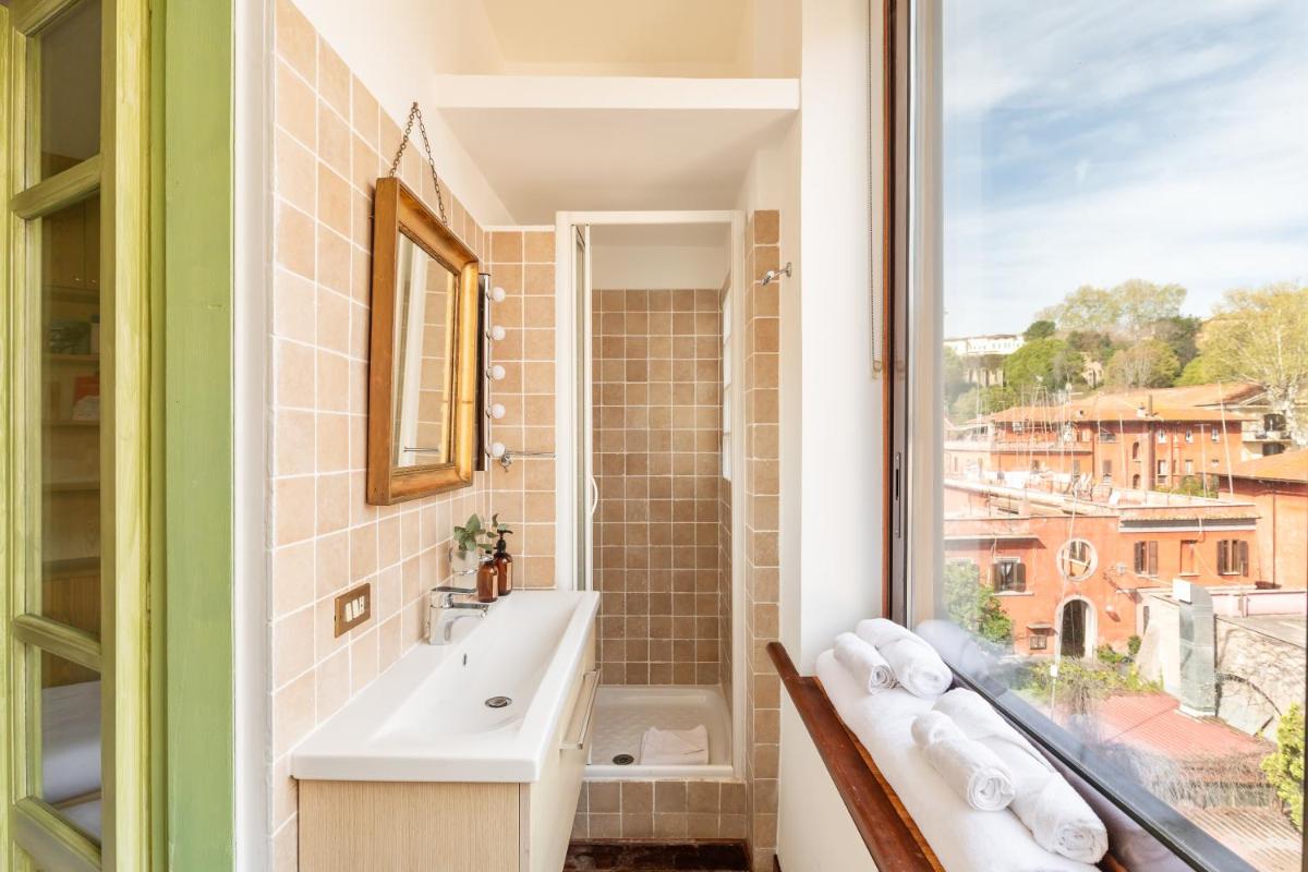 Appartamento con terrazzo e vista aperta a Trastevere