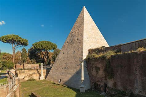 Piramide Deluxe Apartment