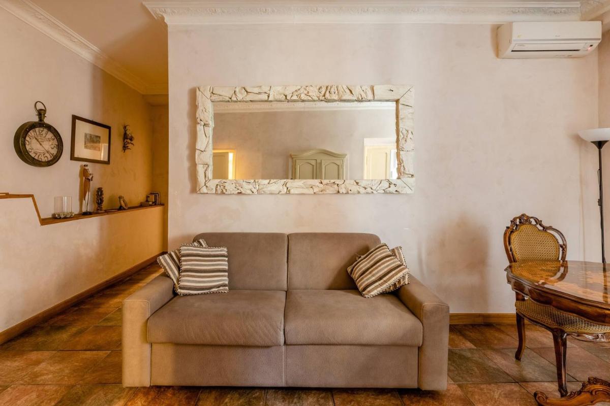 Rome right in the ancient historical center two bedrooms two bath, Up to 6 pax