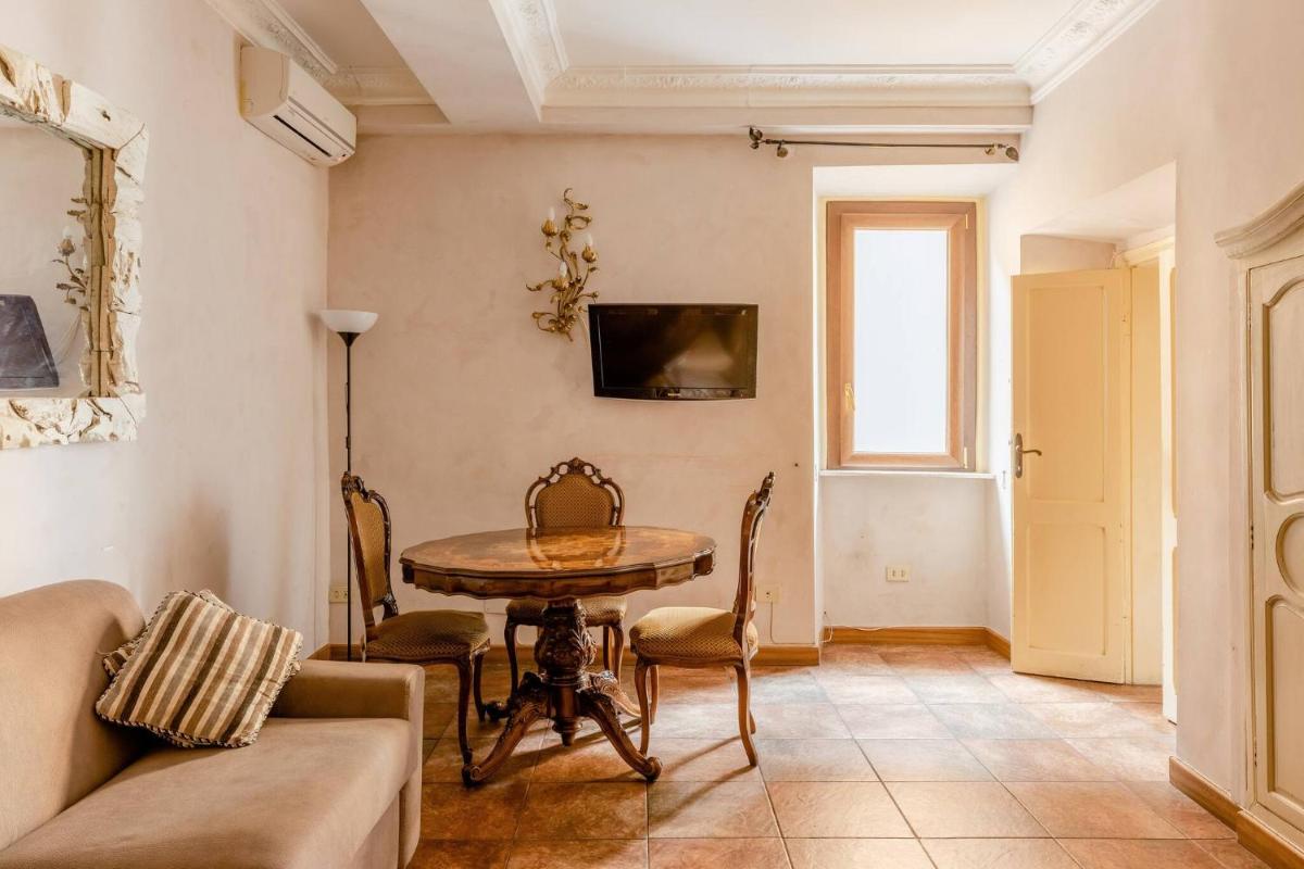 Rome right in the ancient historical center two bedrooms two bath, Up to 6 pax