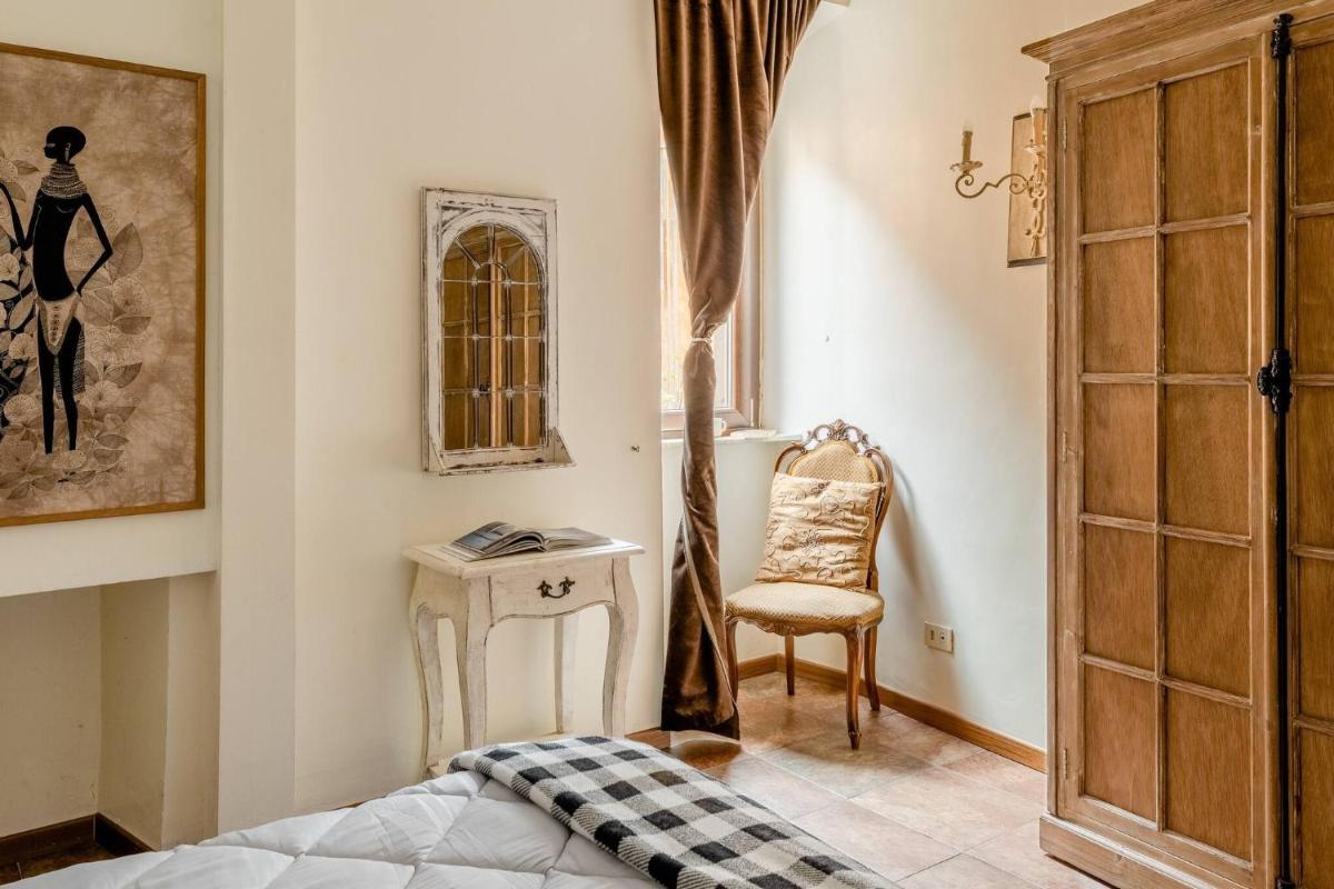 Rome right in the ancient historical center two bedrooms two bath, Up to 6 pax