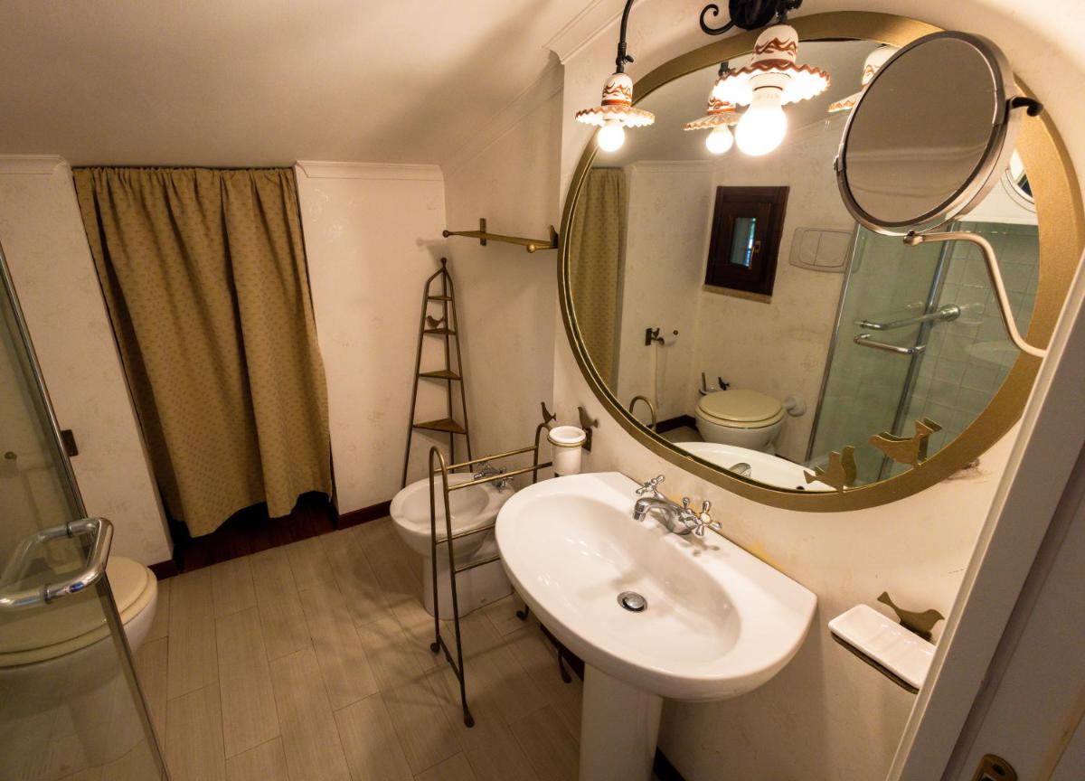 Room with private bathroom and pool near San Pietro