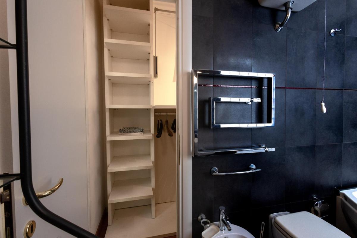 Room with private bathroom and pool near San Pietro