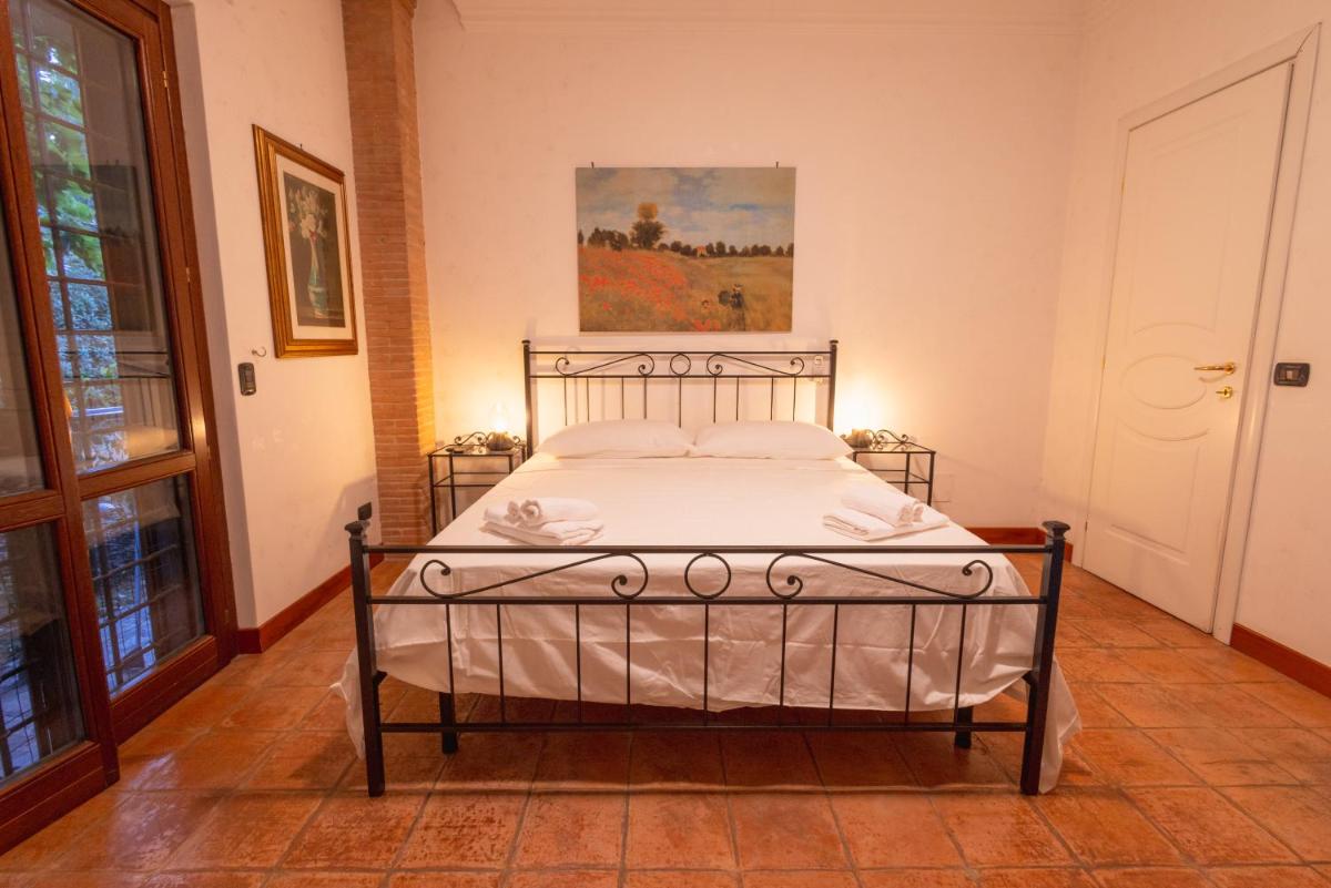 Room with private bathroom and pool near San Pietro