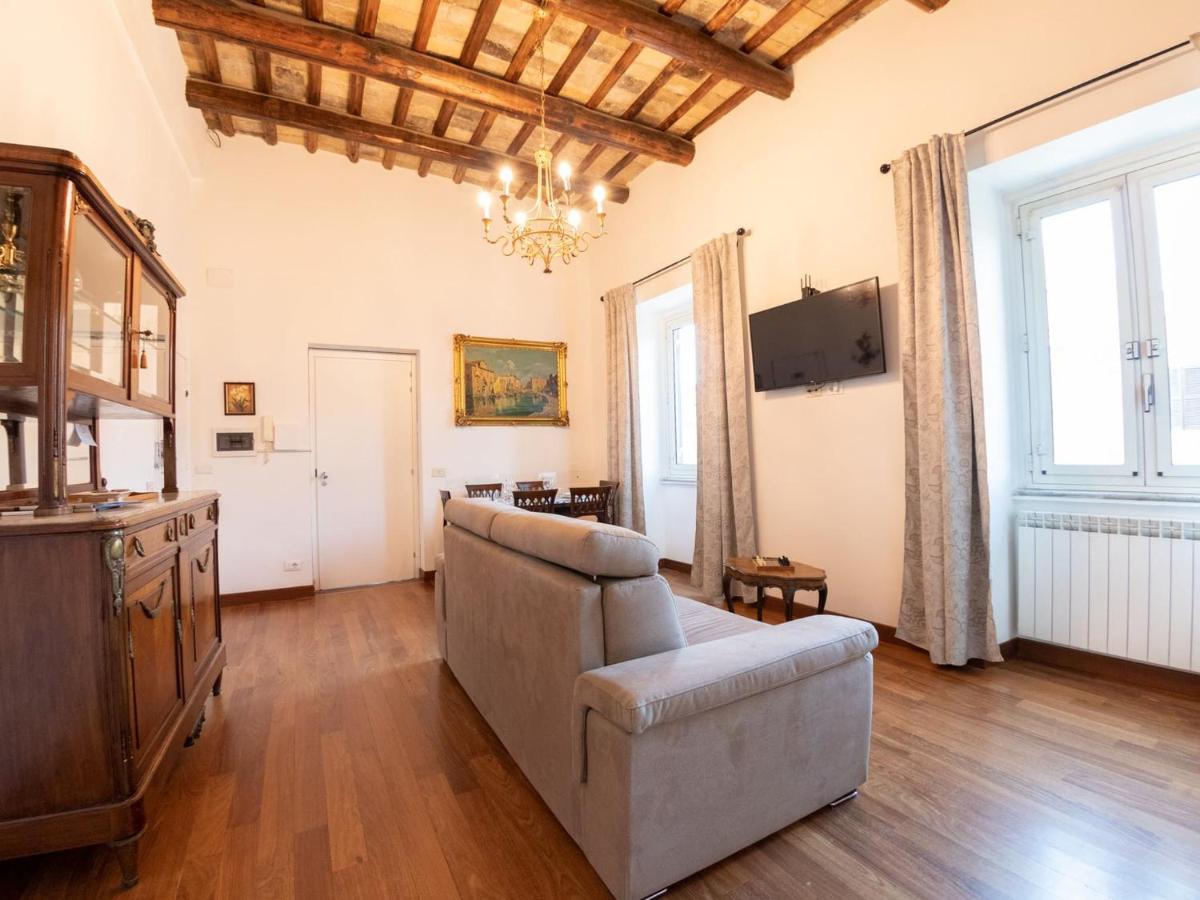 The Best Rent – Beautiful apartment with terrace near Colosseo