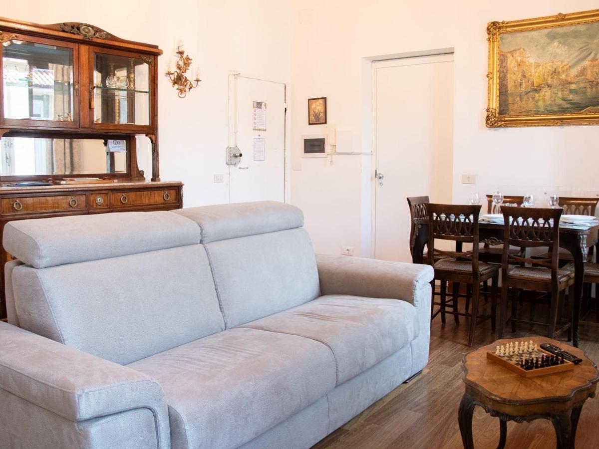 The Best Rent – Beautiful apartment with terrace near Colosseo