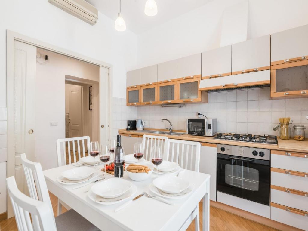 The Best Rent – Spacious three-bedroom apartment near the Colosseum