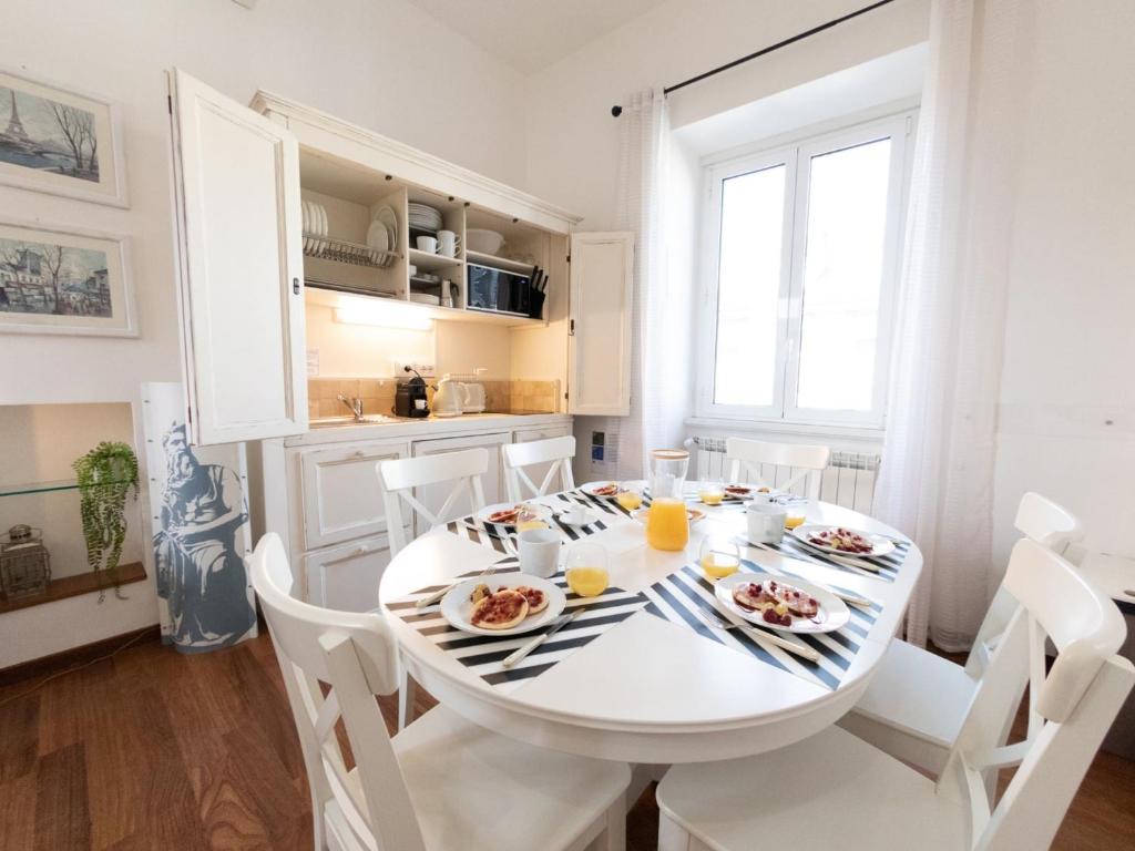 The Best Rent – Three-bedroom apartment close to Colosseo